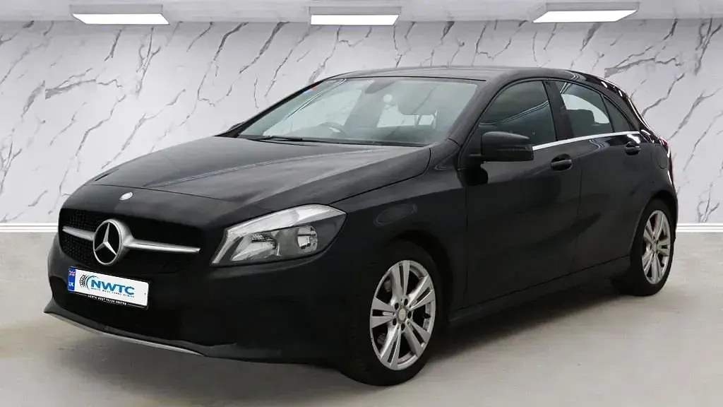 Usado Mercedes A160 102 HP (75 kW) 2017 Preto Citadino