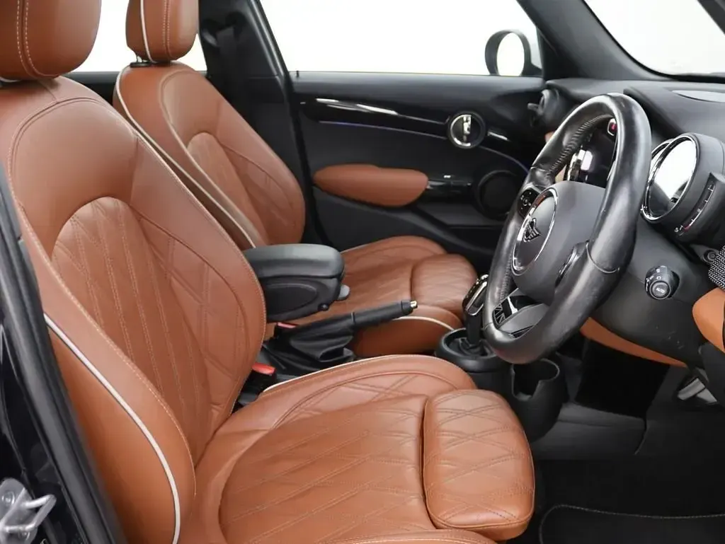 Usado Mini Cooper Exclusive 136 CV (100 kW) 2022 Azul Utilitario