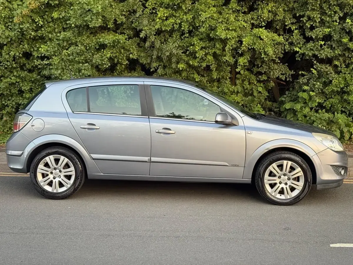 Used Vauxhall Astra Design Edition 138 HP (101 kW) 2007 Silver Hatchback
