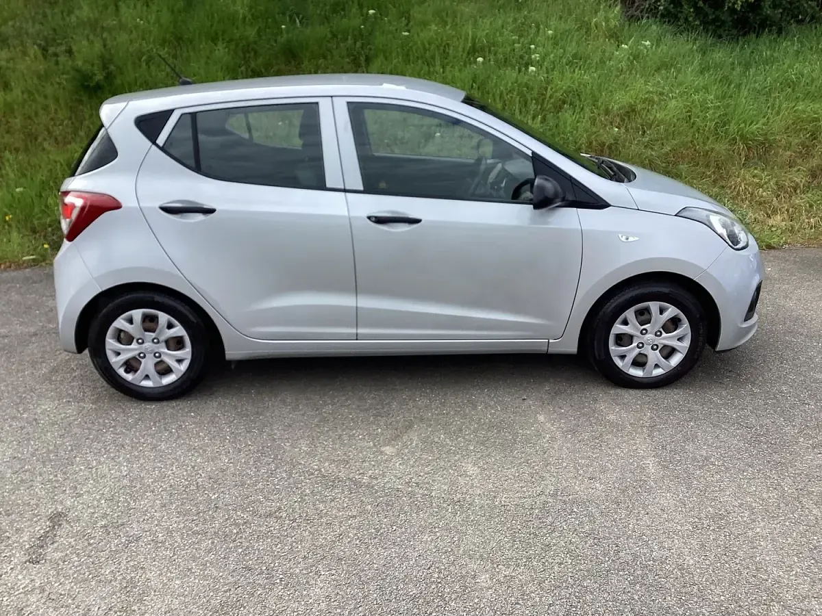 Usado Hyundai i10 67 CV (49 kW) 2015 Plateado Utilitario