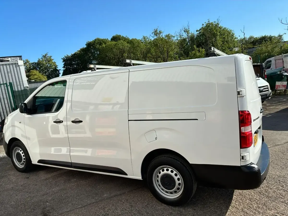 Used Citroën Dispatch 100 HP (73 kW) 2019 White MPV