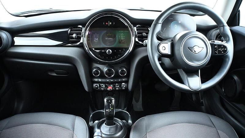 Used Mini Cooper Classic 134 HP (98 kW) 2024 White Hatchback