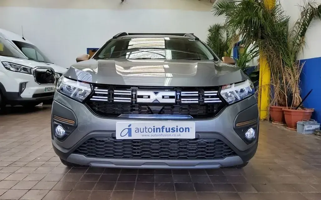 Usado Dacia Jogger Extreme 140 HP (102 kW) 2025 Cinzento Monovolume