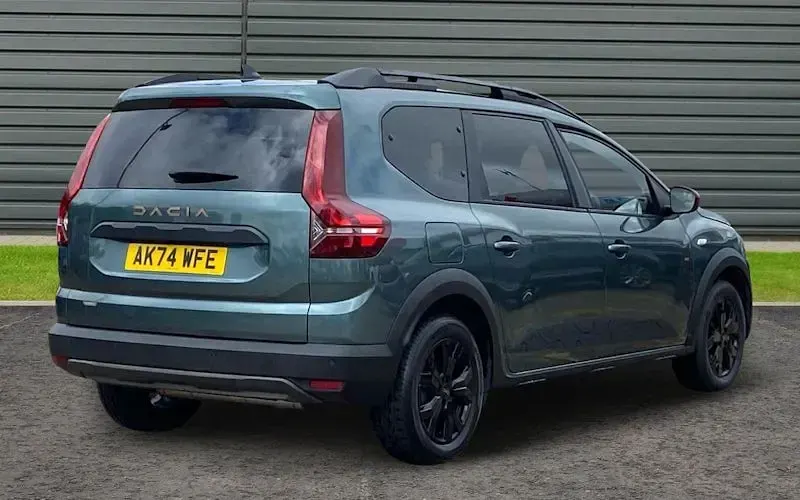 Used Dacia Jogger Extreme 141 HP (103 kW) 2024 Green MPV