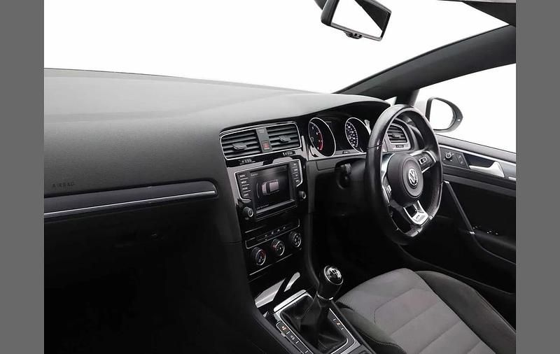 Used VW Golf VII R-line Edition 150 HP (110 kW) 2016 White Hatchback