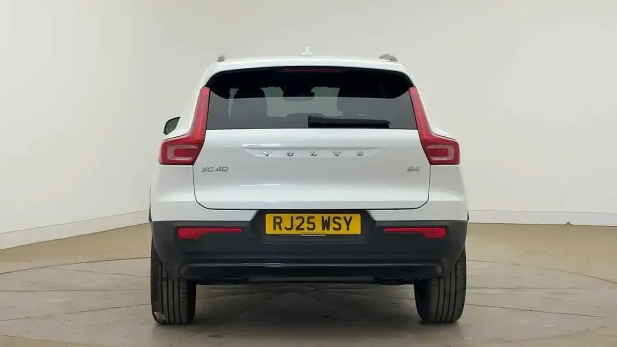 Usado Volvo XC40 Plus 194 CV (142 kW) 2025 Blanco SUV