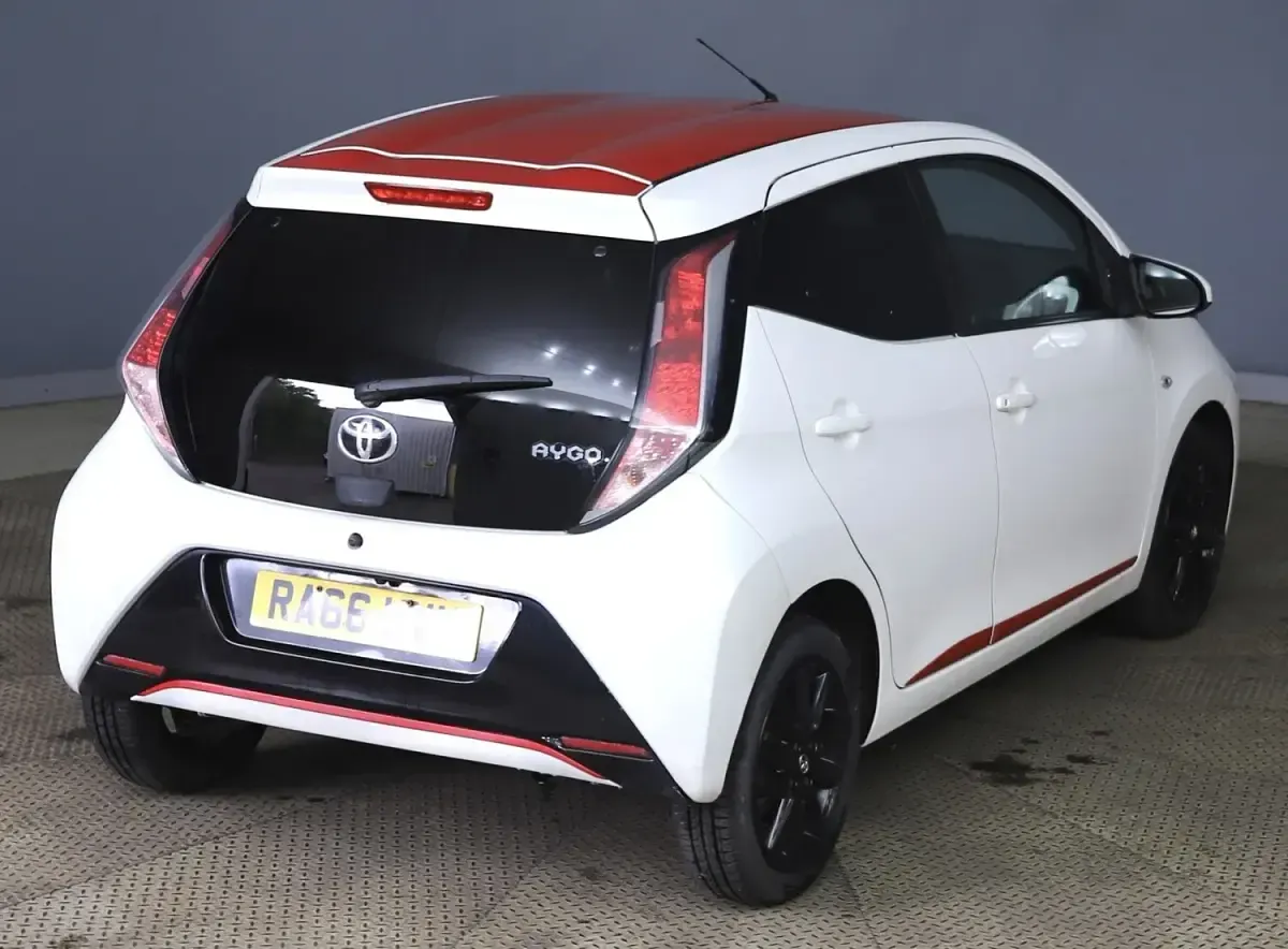 Used Toyota Aygo x-press 69 HP (50 kW) 2017 White Hatchback