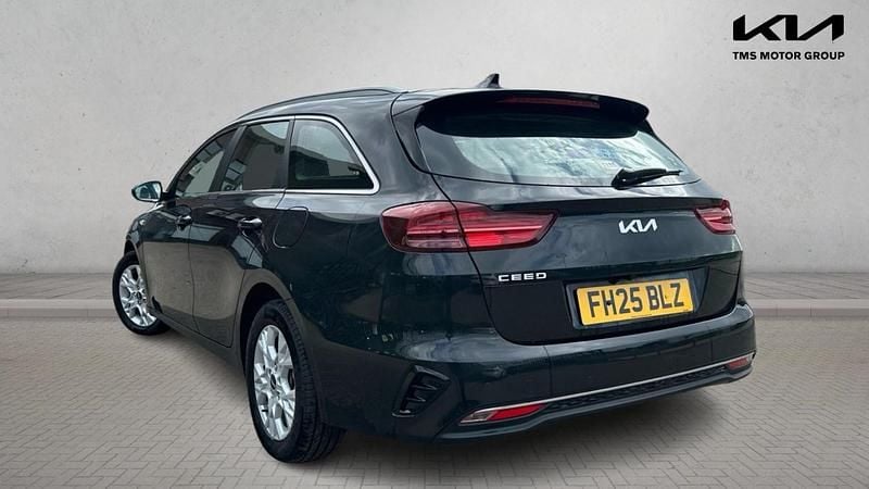Usado Kia Ceed 138 HP (101 kW) 2025 Preto Citadino