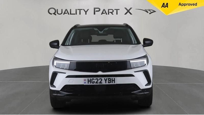 Used Vauxhall Grandland X SRi 130 HP (95 kW) 2022 White SUV
