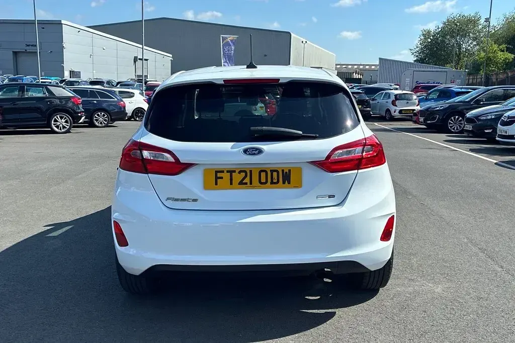 Begagnad Ford Fiesta Trend 125 HK (91 kW) 2021 Vit Halvkombi