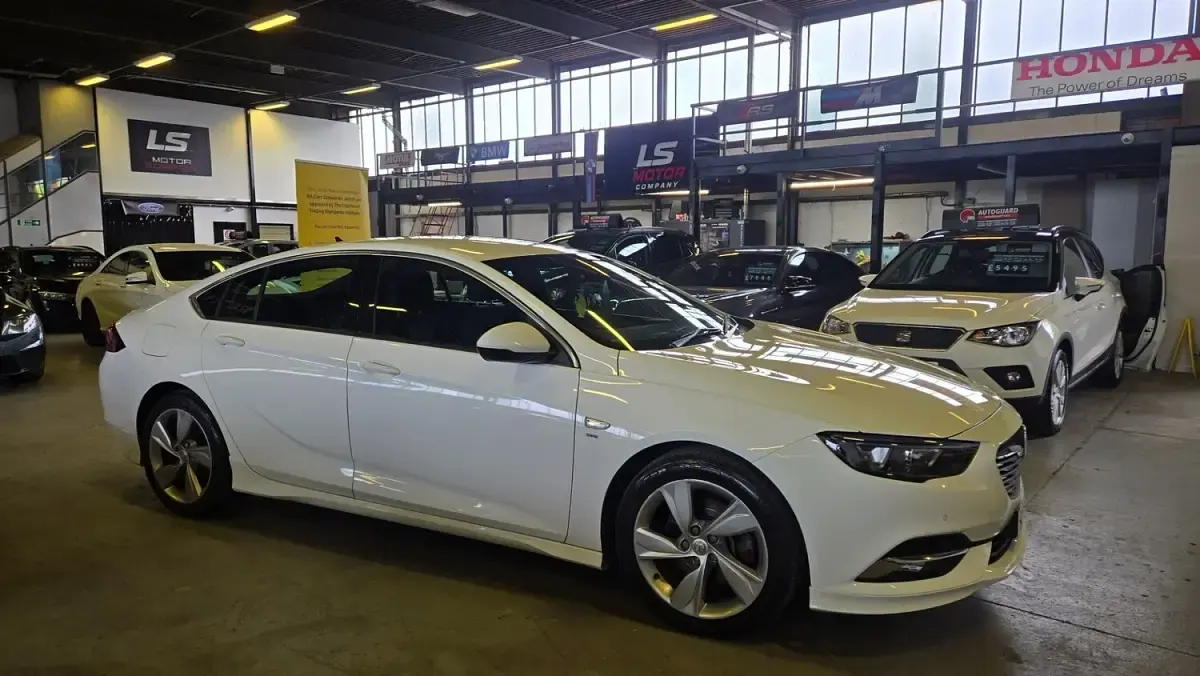Used Vauxhall Insignia SRi 170 HP (125 kW) 2019 White Hatchback