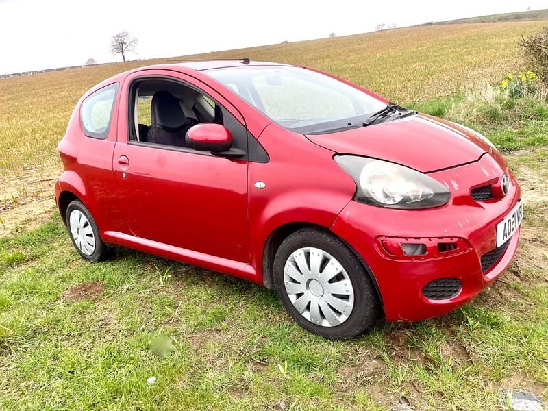 Used Toyota Aygo 68 HP (50 kW) 2011 Red Hatchback