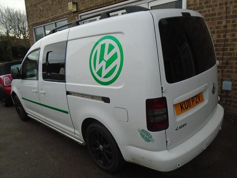 Usado VW Caddy 102 HP (75 kW) 2011 Branco Monovolume