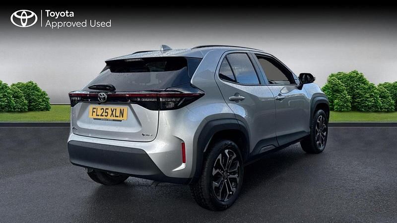 Used Toyota Yaris Hybrid Design 116 HP (85 kW) 2025 Silver metallic Estate