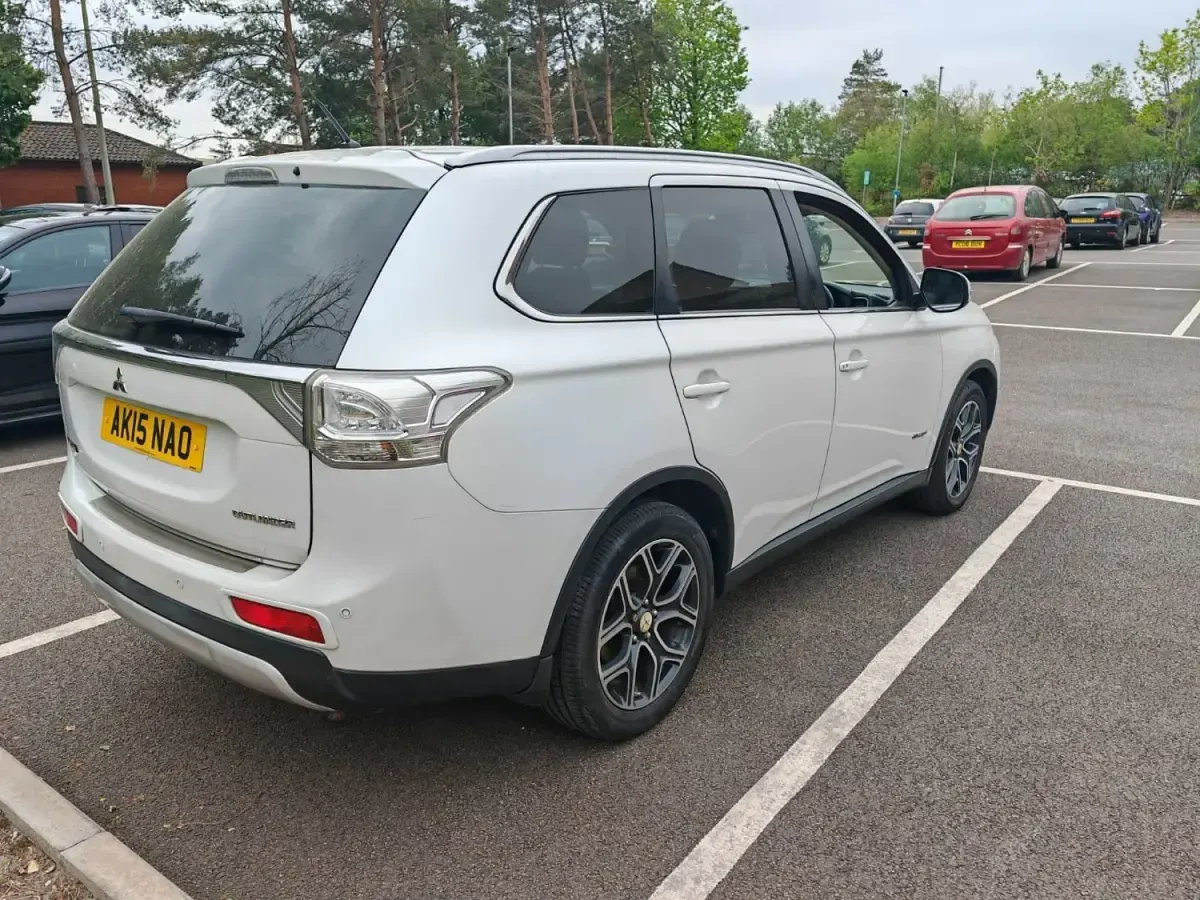 Usado Mitsubishi Outlander 150 HP (110 kW) 2015 Branco SUV
