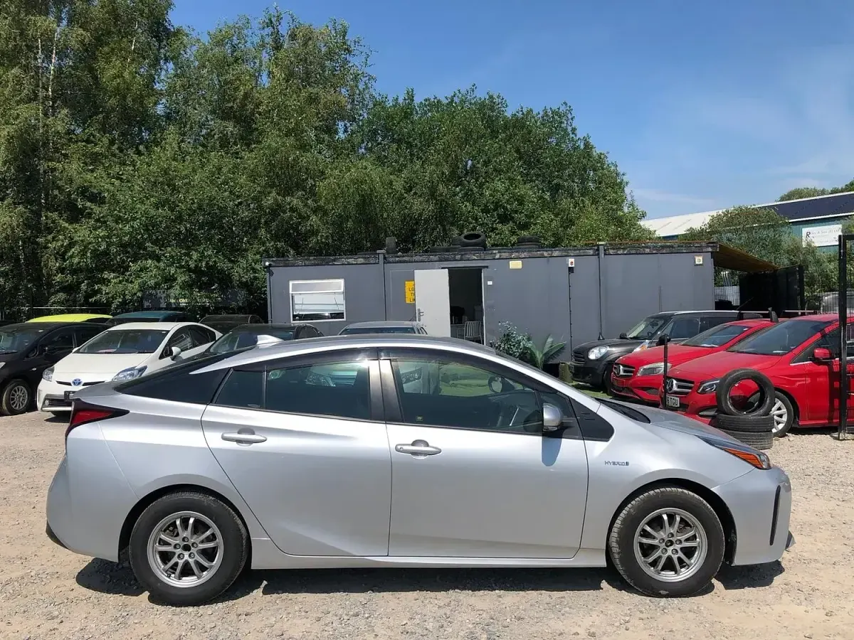 Used Toyota Prius 140 HP (102 kW) 2026 Silver Hatchback