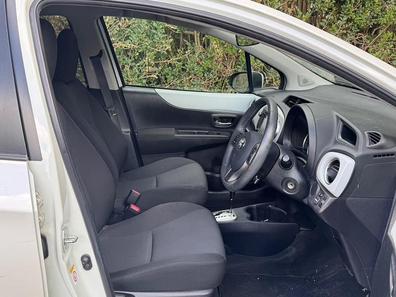 Used Toyota Yaris Hybrid 101 HP (74 kW) 2013 White Hatchback
