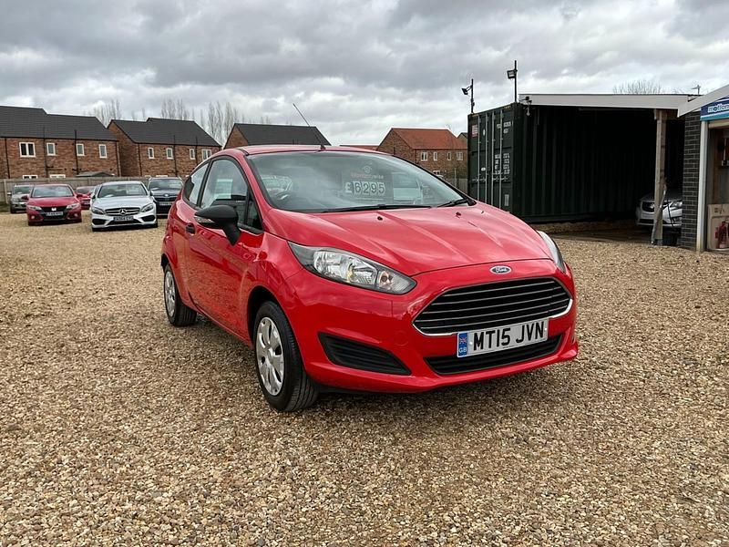 Used Ford Fiesta Studio 82 HP (60 kW) 2015 Red Hatchback