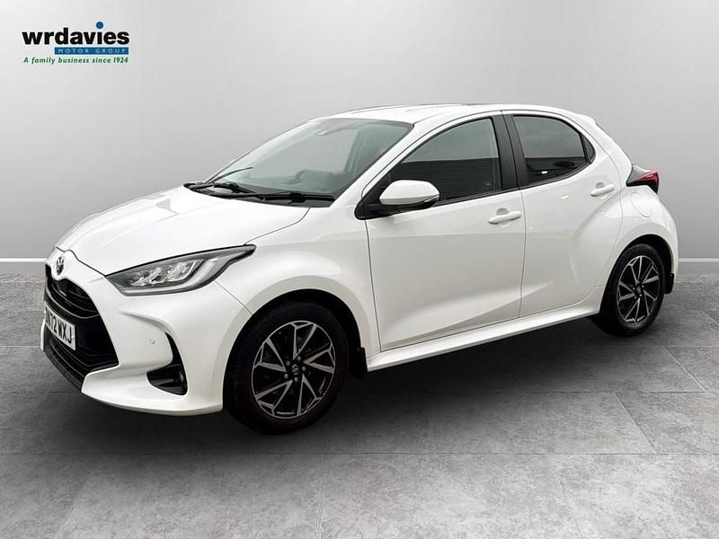 Used Toyota Yaris Hybrid Design 116 HP (85 kW) 2022 Pure white Hatchback