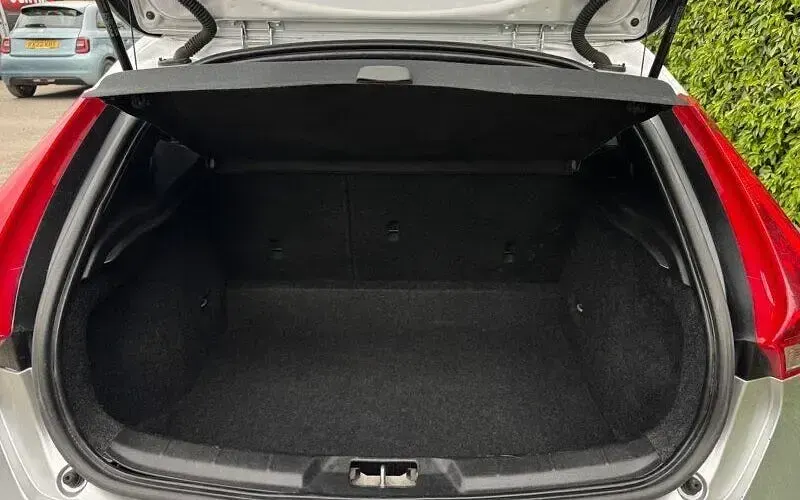 Gebraucht Volvo V40 R-Design 120 PS (88 kW) 2015 Silber Kleinwagen
