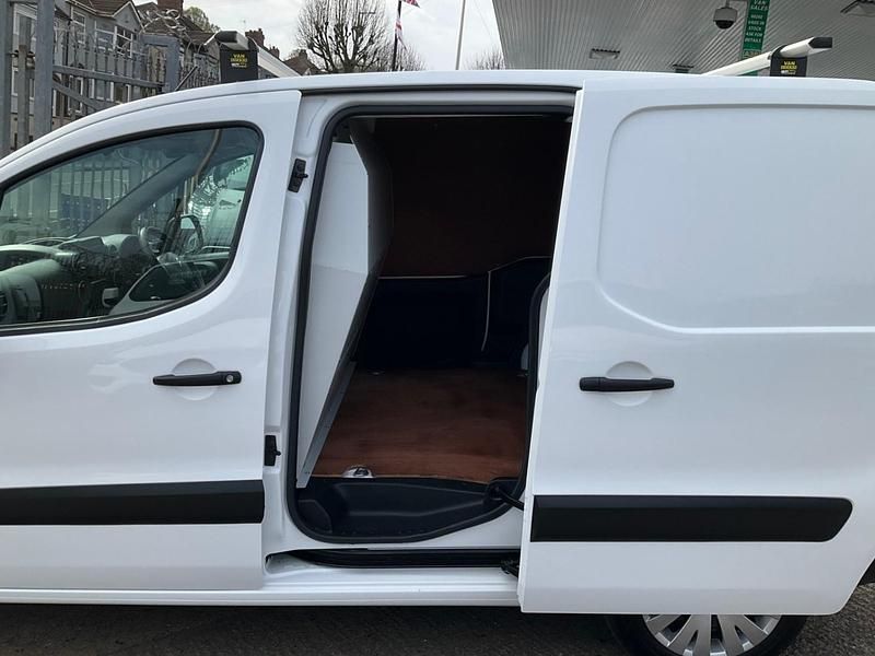 Used Citroën Berlingo 75 HP (55 kW) 2017 White MPV