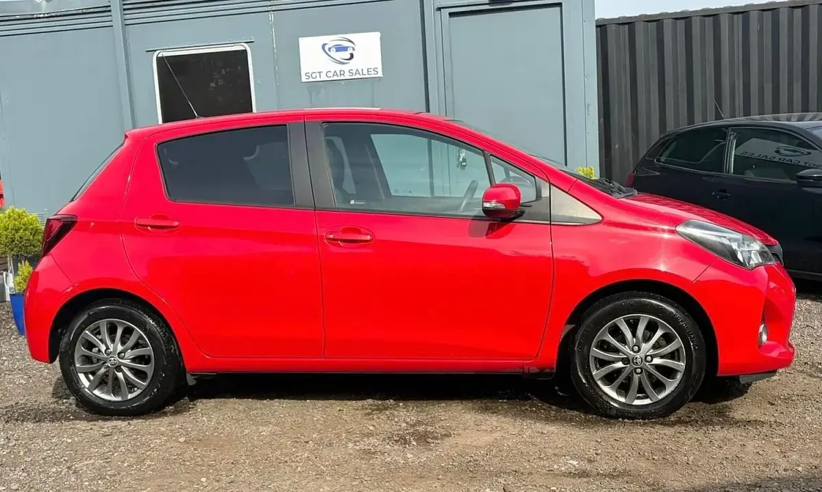 Used Toyota Yaris 99 HP (72 kW) 2016 Red Hatchback