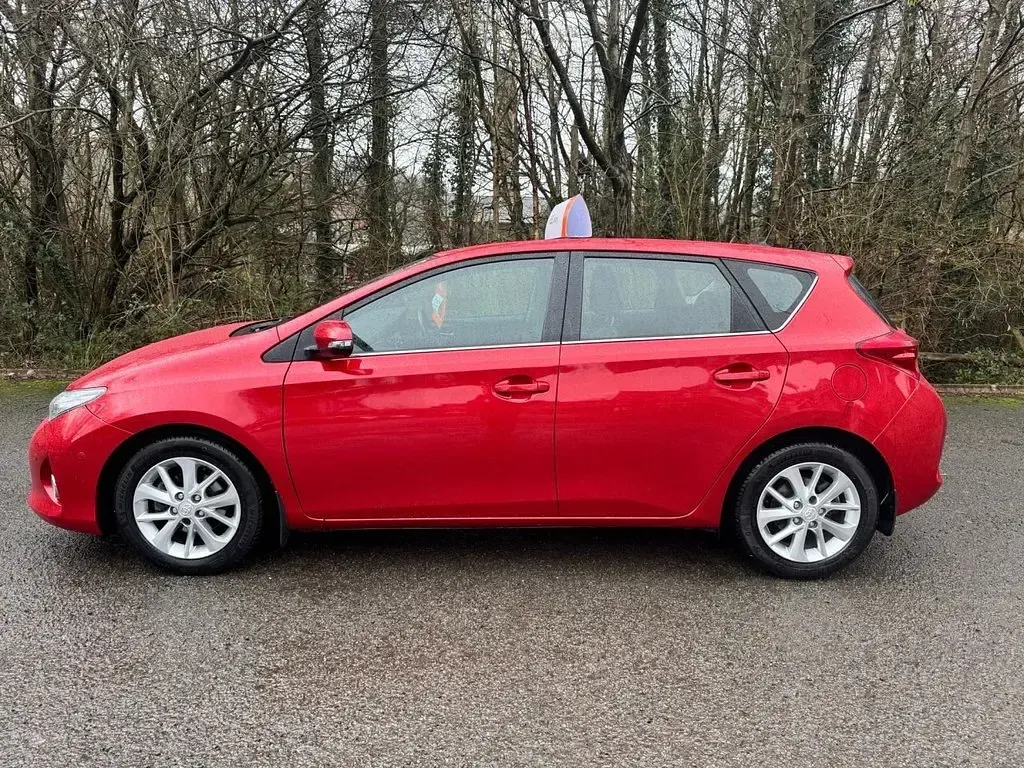 Used Toyota Auris 101 HP (74 kW) 2013 Red Hatchback