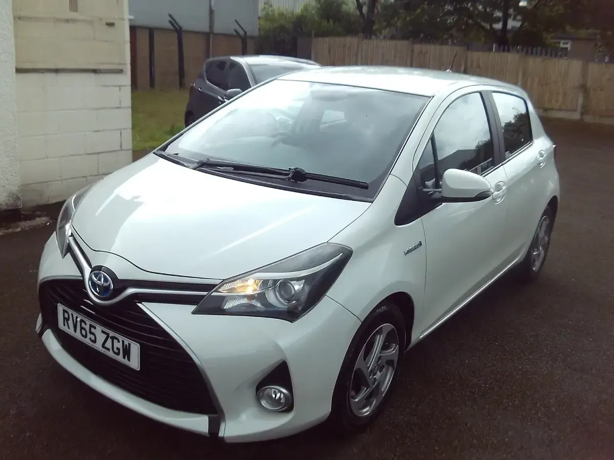 Used Toyota Yaris 101 HP (74 kW) 2015 White Hatchback