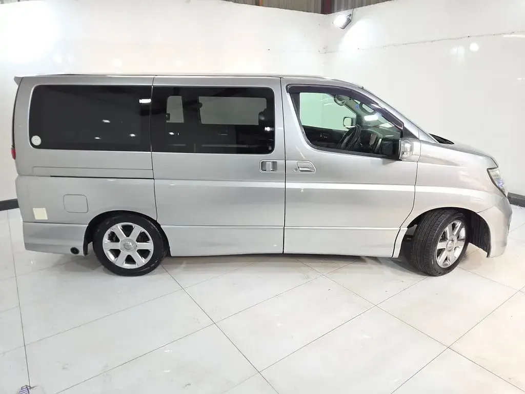Used Nissan Elgrand 2005 Silver MPV