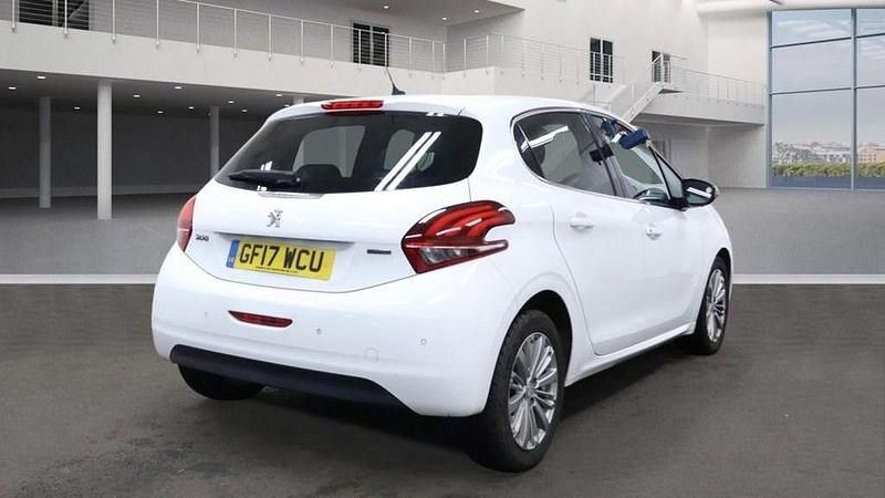 Used Peugeot 208 Allure 82 HP (60 kW) 2017 White Hatchback