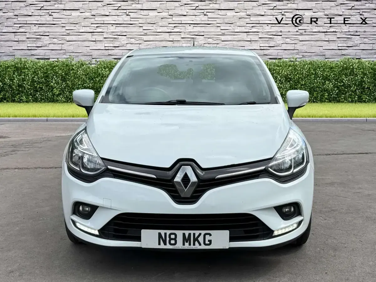Used Renault Clio Iconic 90 HP (66 kW) 2019 White Hatchback