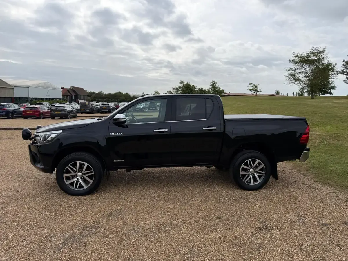Used Toyota HiLux 150 HP (110 kW) 2016 Black Pickup
