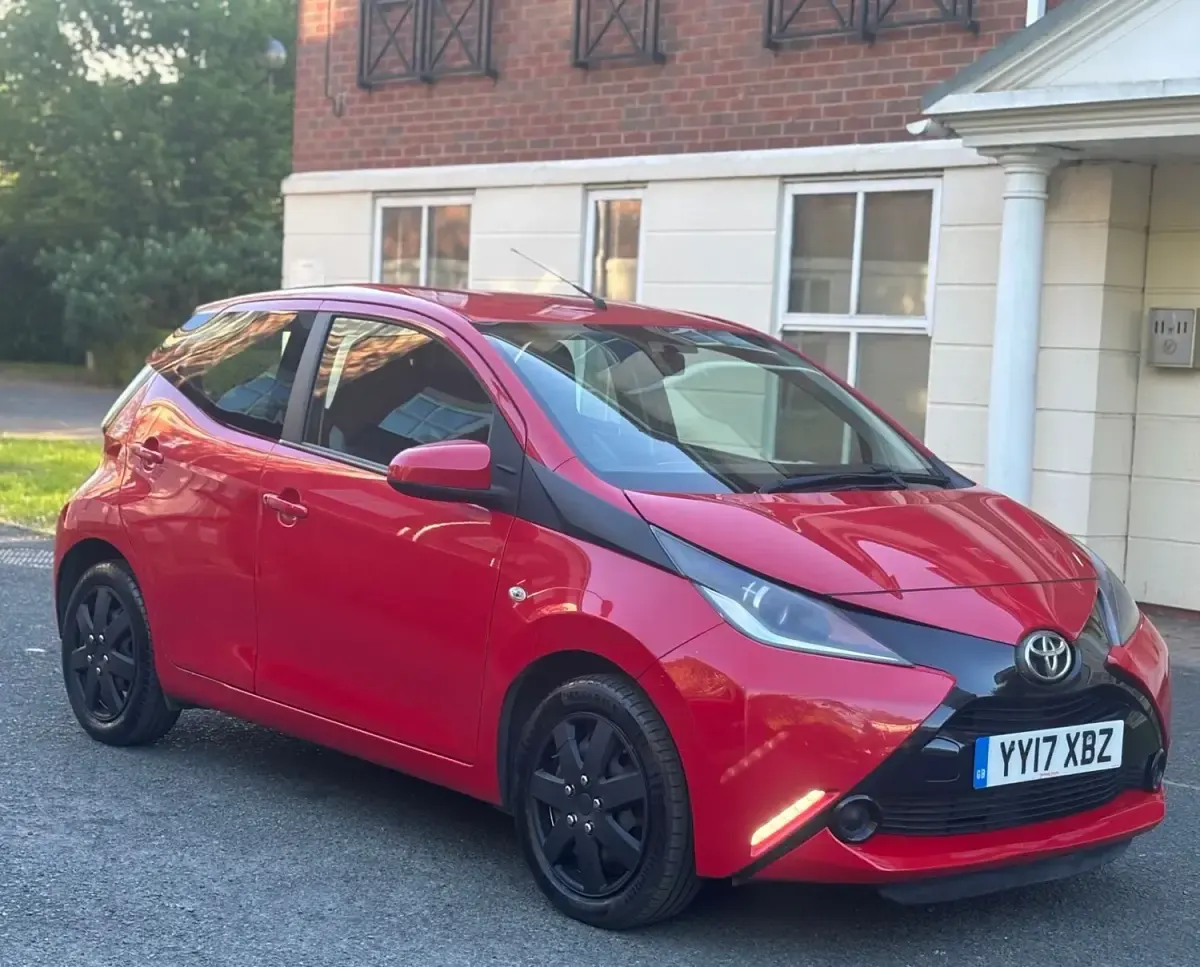 Usado Toyota Aygo X-play 69 HP (50 kW) 2017 Vermelho Citadino