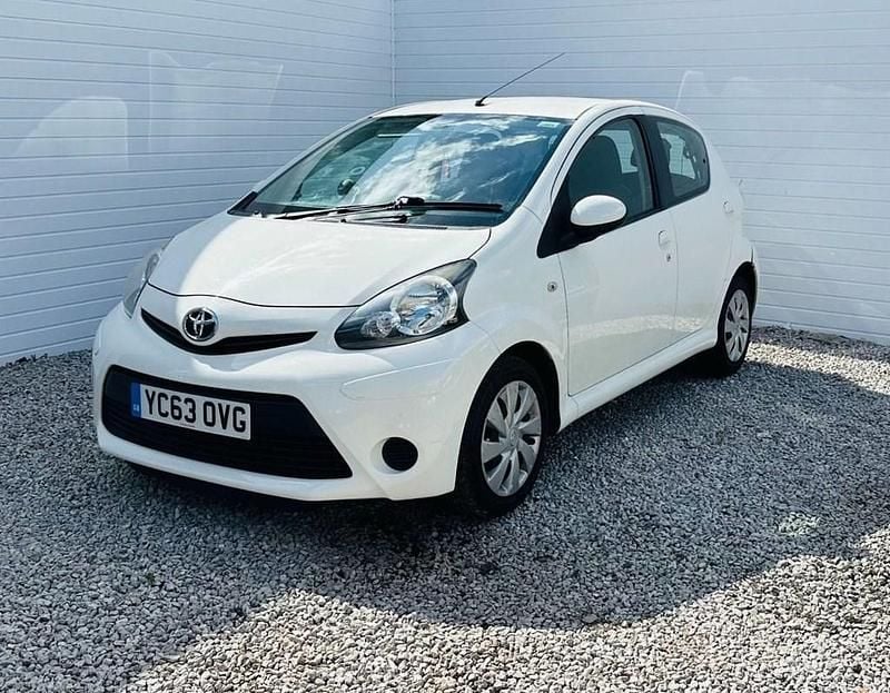 Begagnad Toyota Aygo 68 HK (50 kW) 2013 Vit Halvkombi