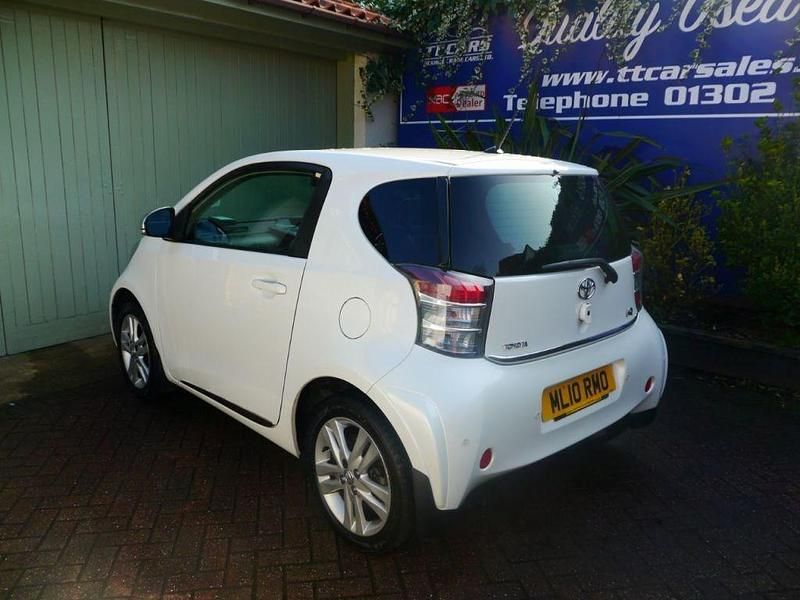 Used Toyota iQ 98 HP (72 kW) 2010 White Hatchback