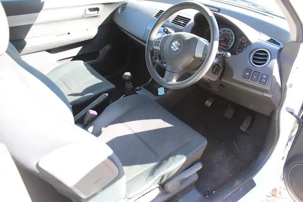 Used Suzuki Swift GLX 102 HP (75 kW) 2007 White Hatchback