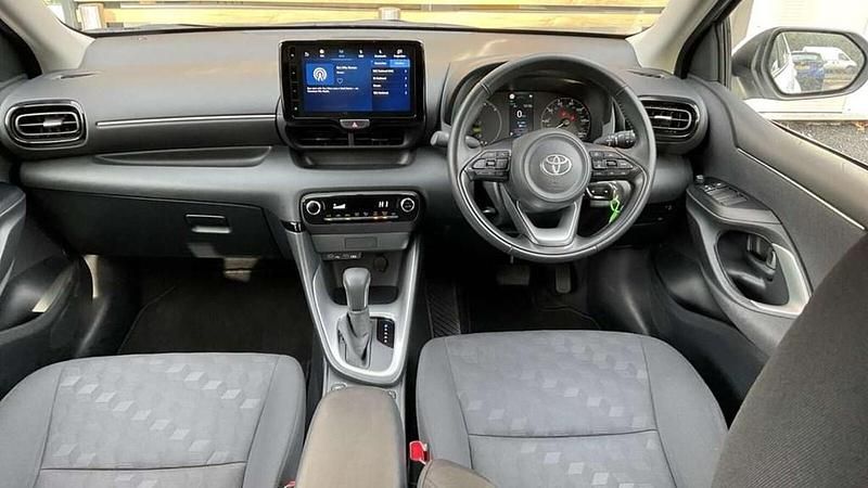 Used Toyota Yaris Hybrid 116 HP (85 kW) 2024 Pure white Hatchback