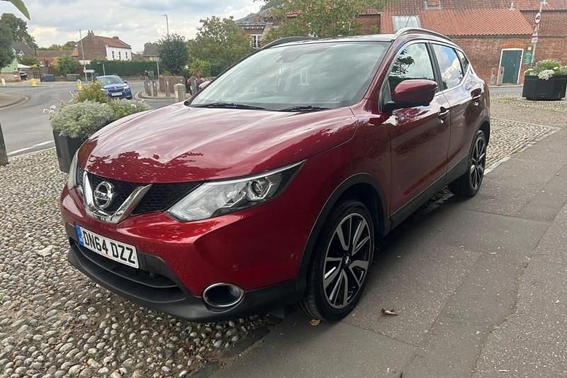 Red Used 2014 Nissan Qashqai Tekna SUV | £5,995 (Expensive) - Image 1/1