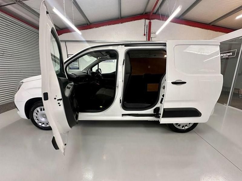 Used Vauxhall Combo Sportive 100 HP (73 kW) 2022 White MPV