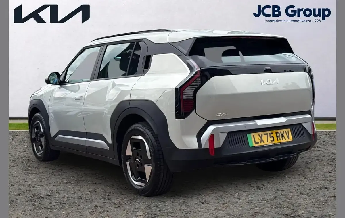Used Kia EV3 Air 147 kW (201 HP) 2025 Silver SUV