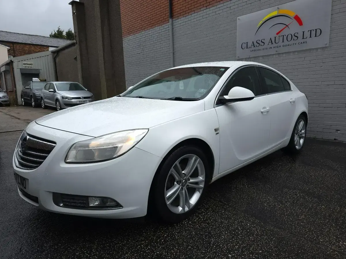 Used Vauxhall Insignia SRi 140 HP (102 kW) 2012 White Hatchback
