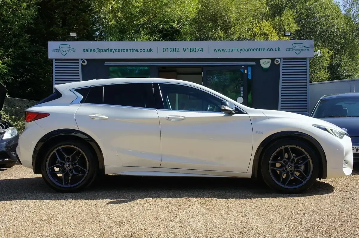 Used Infiniti Q30 Sport Tech 170 HP (125 kW) 2017 White Hatchback