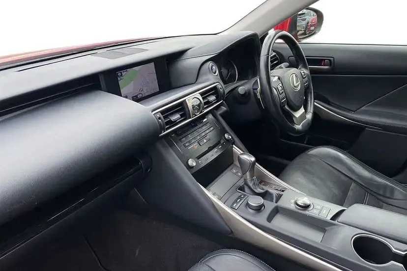 Used Lexus IS300h 223 HP (164 kW) 2017 Red Sedan