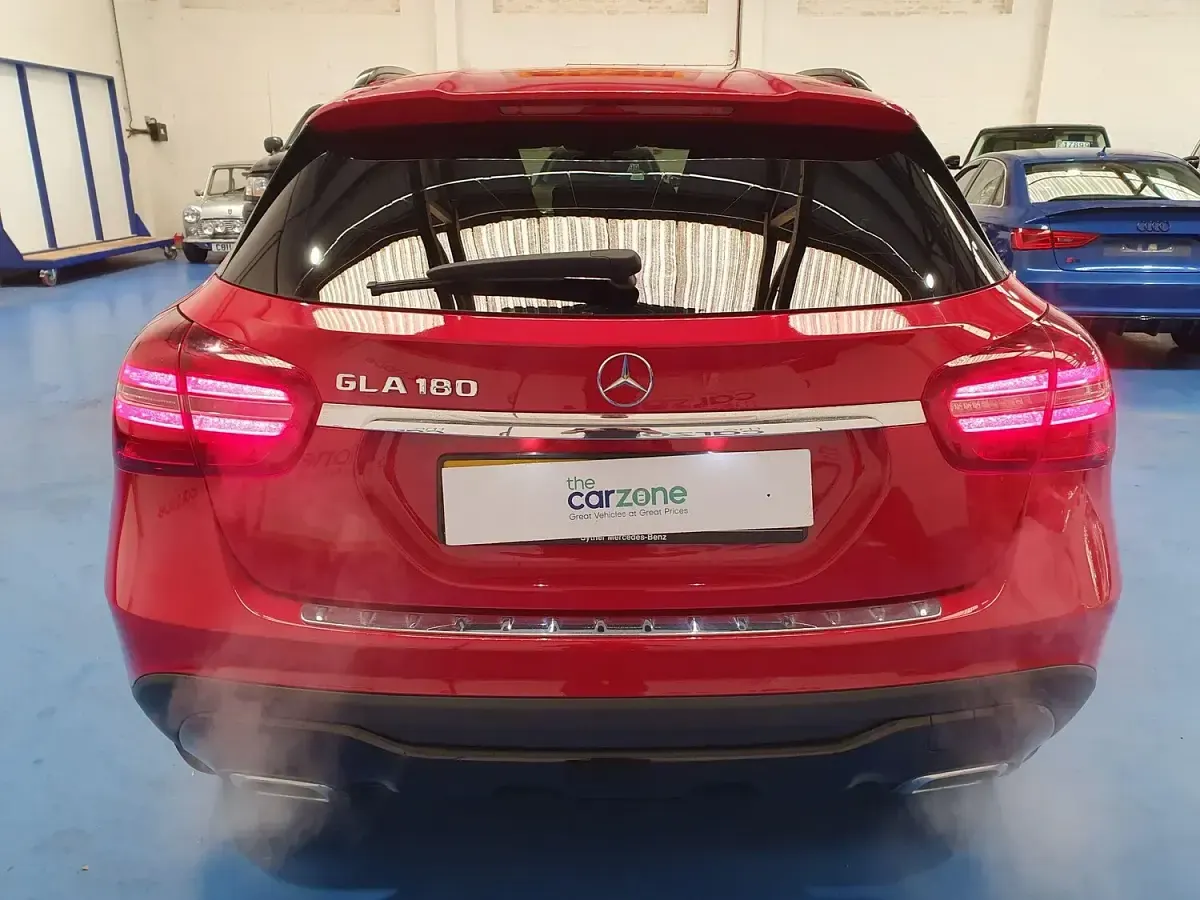Used Mercedes GLA180 Urban 122 HP (89 kW) 2019 Red SUV