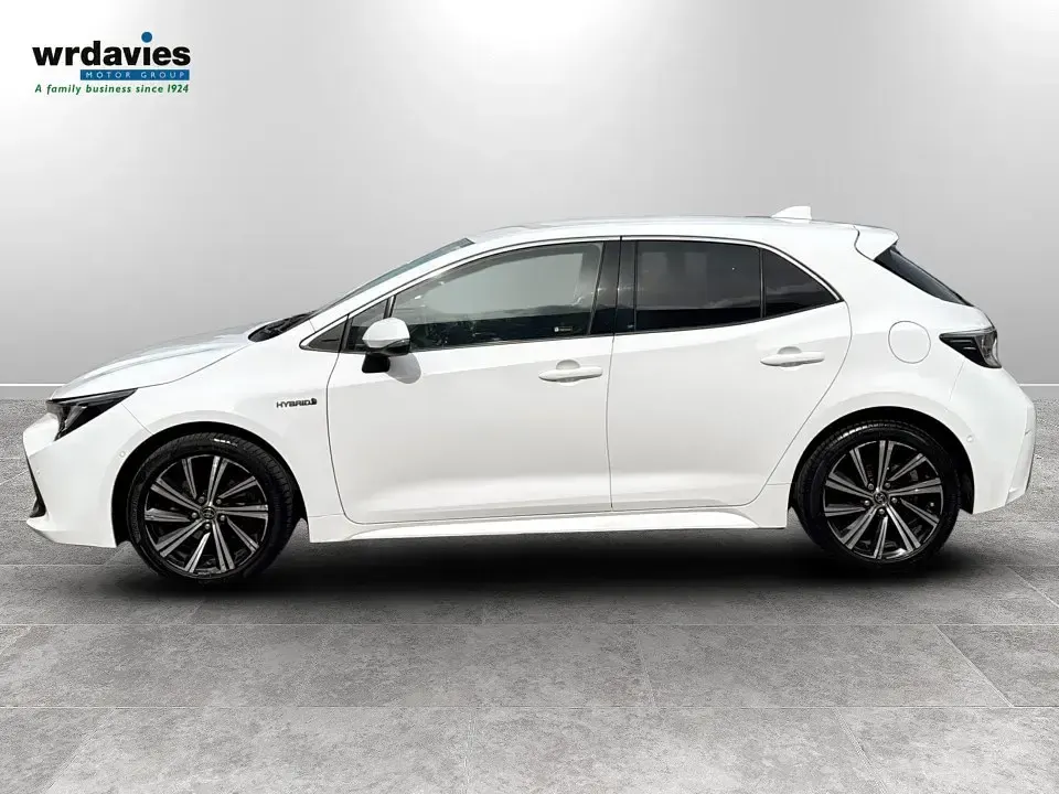 Used Toyota Corolla Design 122 HP (89 kW) 2021 Pure white Hatchback