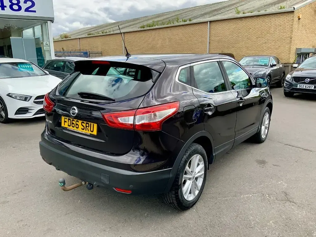 Używany Nissan Qashqai Acenta 110 KM (80 kW) 2017 Czarny SUV