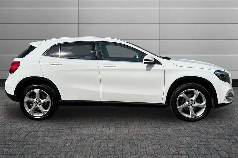 Used Mercedes GLA220 Executive 177 HP (130 kW) 2018 Polar white SUV