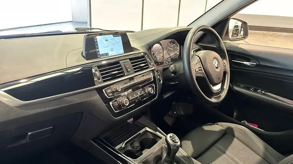 Used BMW 120 Sport Line 190 HP (139 kW) 2018 White Hatchback