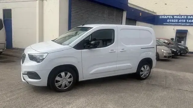 Usado Vauxhall Combo 100 CV (73 kW) 2023 Blanco Monovolumen