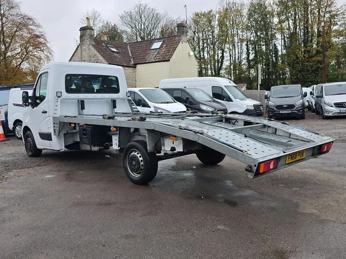 Used Vauxhall Movano 145 HP (106 kW) 2018 White MPV